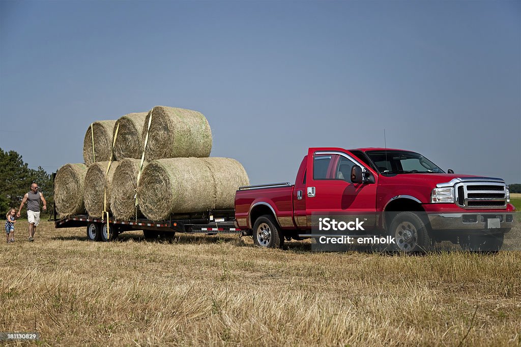 Carga de feno fardos pronto para ser transportadas Away - Royalty-free Pick-up Foto de stock