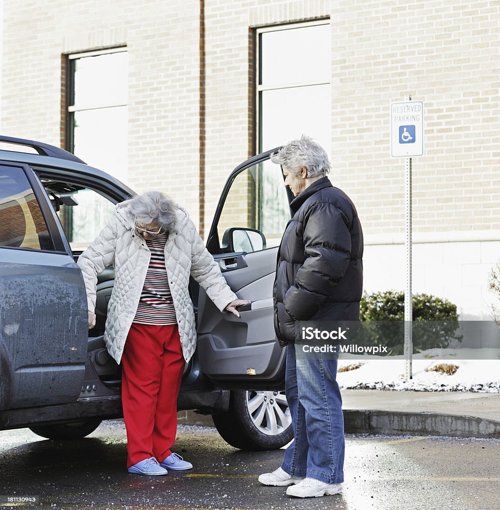 Femme âgée dans la voiture avant de siège arrière - Photo de Embarquer libre de droits