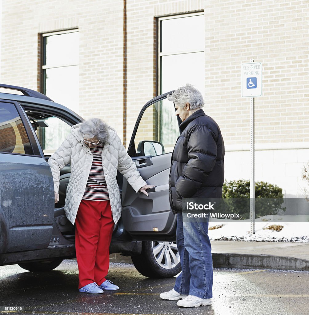Пожилые женщина в сиденье автомобиля Спереди подкладка - Стоковые фото Автомобиль роялти-фри