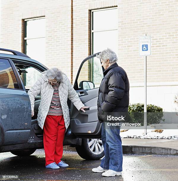 Пожилые Женщина В Сиденье Автомобиля Спереди Подкладка — стоковые фотографии и другие картинки Автомобиль