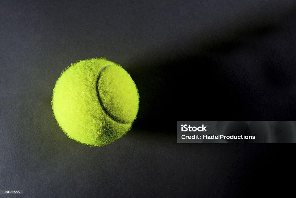 Palla da Tennis su sfondo scuro da sopra - Foto stock royalty-free di Ambientazione interna