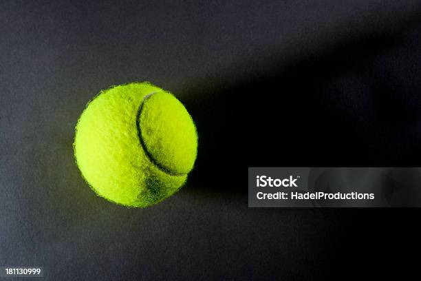 Palla Da Tennis Su Sfondo Scuro Da Sopra - Fotografie stock e altre immagini di Ambientazione interna - Ambientazione interna, Attività ricreativa, Attrezzatura