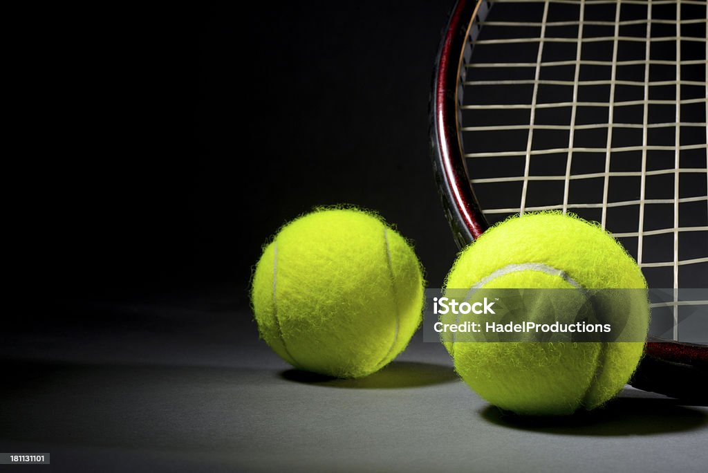 Há raquetes e bolas de tênis em fundo escuro - Foto de stock de Amarelo royalty-free