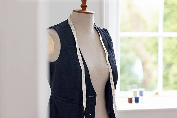 縫製用ボディにブルーのジャケットと測定テープ - mannequin dressmakers model tape measure textile ストックフォトと画像