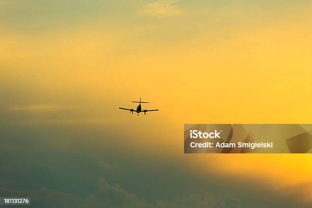 Avión Foto de stock y más banco de imágenes de Acercarse - Acercarse, Ala de avión, Anochecer