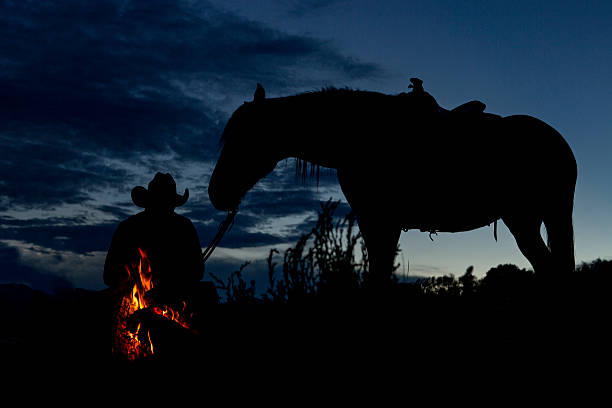 kowboj i koni sylwetka na ognisko obozowe - rein saddle cowboy hat hat zdjęcia i obrazy z banku zdjęć