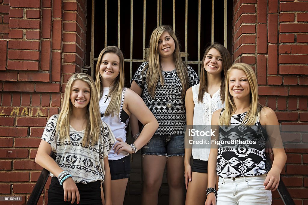 Jovens amigos sorrindo - Foto de stock de 14-15 Anos royalty-free