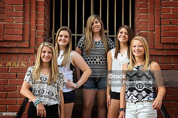 Foto de Jovens Amigos Sorrindo e mais fotos de stock de 14-15 Anos - 14-15 Anos, Adolescente, Adolescentes Meninas