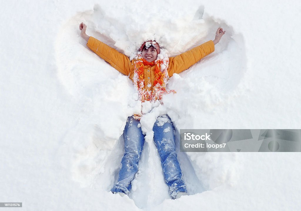 Jovem mulher e neve - Foto de stock de Adolescência royalty-free