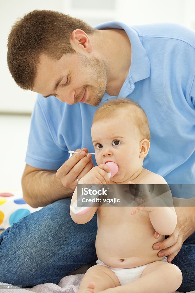 Ojciec Czyszczenie uszu dziecka. - Zbiór zdjęć royalty-free (30-39 lat)