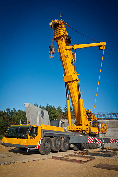 żółty żuraw samochodowy - scaffolding wheel construction site metal zdjęcia i obrazy z banku zdjęć