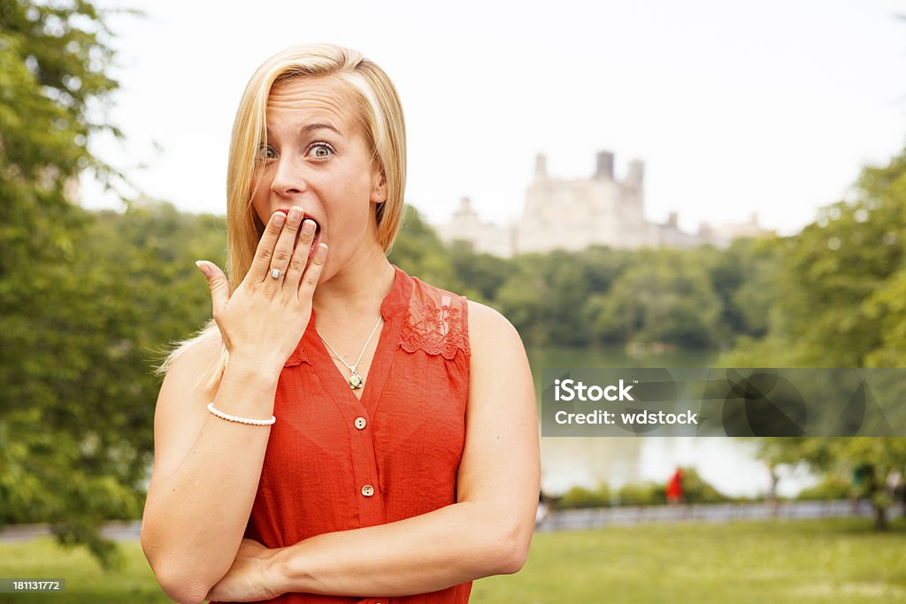 Женщина с глаза широкий открытый и рук в рот - Стоковые фото Весна роялти-фри