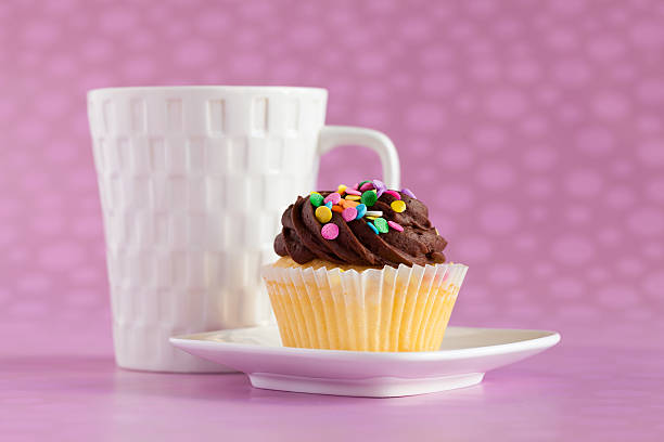 cupcake mit kaffeebecher - cupcake chocolate pink polka dot stock-fotos und bilder