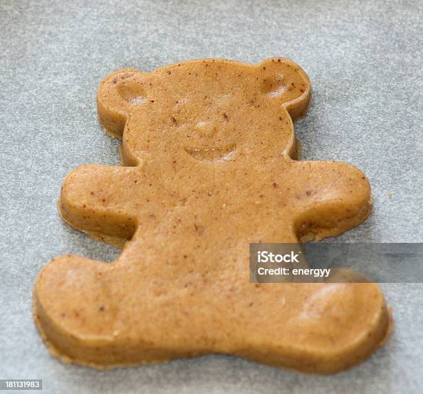 Niedźwiedź Z Piernika - zdjęcia stockowe i więcej obrazów Foremka do wykrawania - Foremka do wykrawania, Niedźwiedź, Surowe ciasto