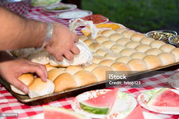 Foto de Comer E Beber Pessoa Preparação Do Jantar No Bufê Ao Ar Livre e mais fotos de stock de Alimentação Saudável