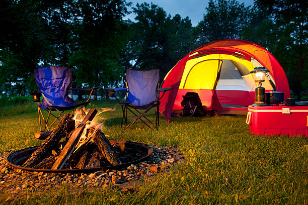 abend im camp zelt mit roten stühlen und brennende feuerstelle - fire pit fire camping burning stock-fotos und bilder