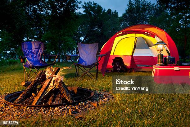 Sera In Campeggio Con Tenda Rossa Sedie E Bruciare Focolare - Fotografie stock e altre immagini di Campeggiare