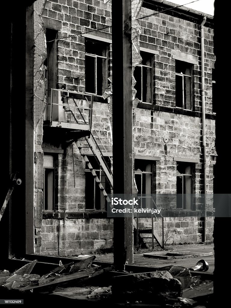 Broken fábrica janelas mostrando degradação das cidades - Foto de stock de Abandonado royalty-free