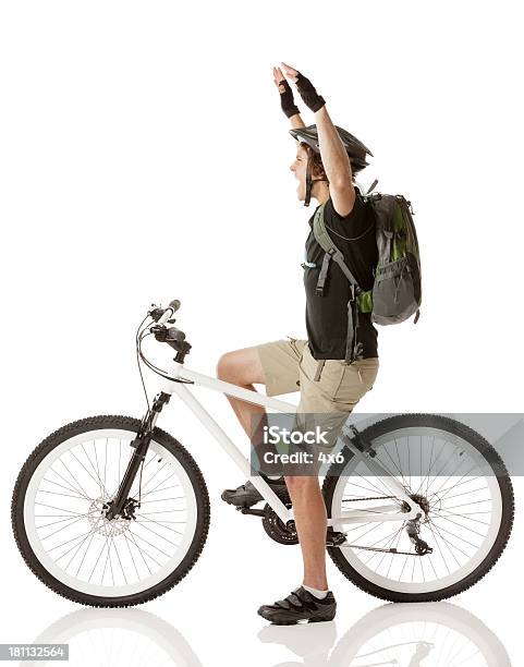 Foto de Vista Lateral De Um Homem Ciclista Celebrando Seu Sucesso e mais fotos de stock de 20 Anos