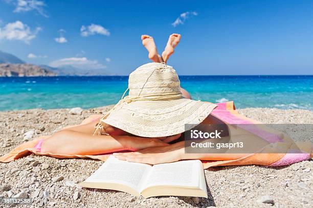 女性のビーチで読書 - 浜辺のストックフォトや画像を多数ご用意 - 浜辺, 本, 横たわる