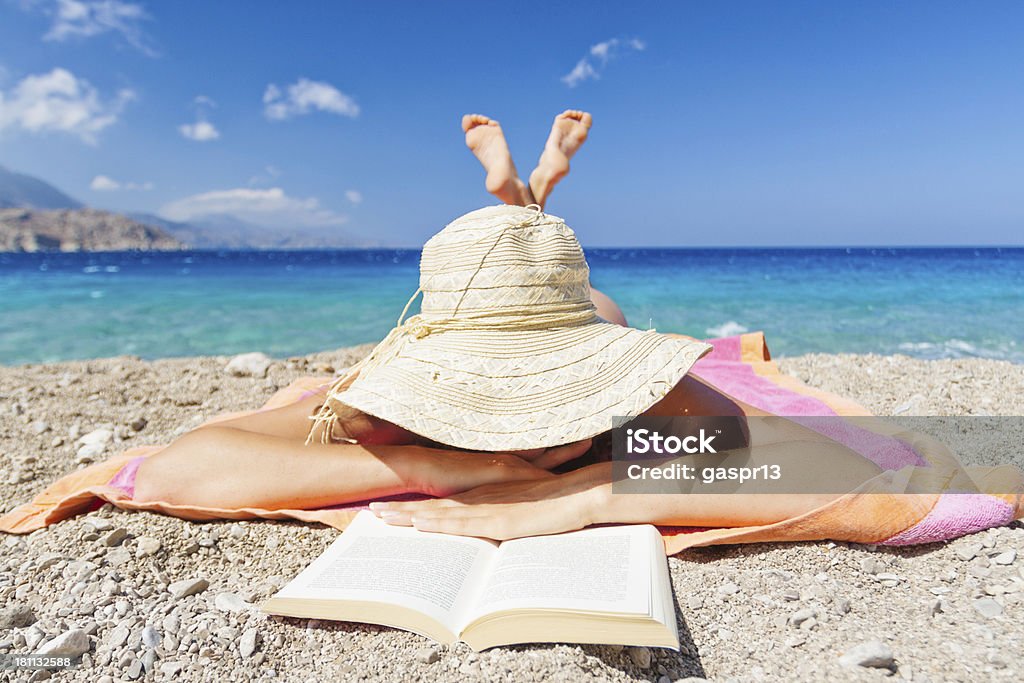 Kobieta czytanie książki na plaży - Zbiór zdjęć royalty-free (Plaża)