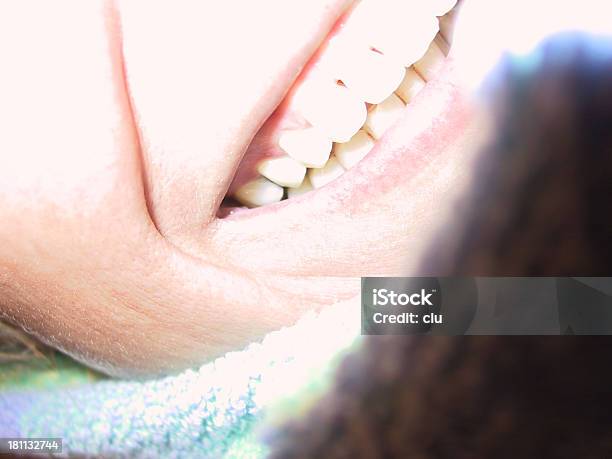 Foto de Feminino Brilhante Sorriso e mais fotos de stock de Adulto - Adulto, Beleza natural - Natureza, Boca Humana