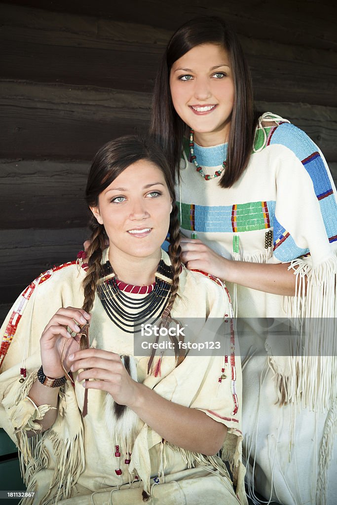 Personalidade: Jovens mulheres retratar Native American Indian cultura. - Foto de stock de 16-17 Anos royalty-free
