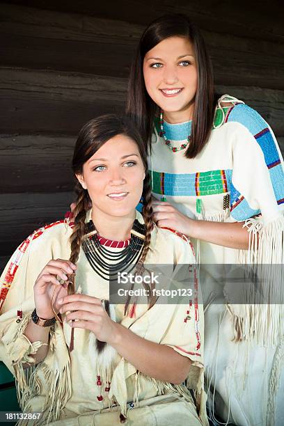 Foto de Personalidade Jovens Mulheres Retratar Native American Indian Cultura e mais fotos de stock de 16-17 Anos