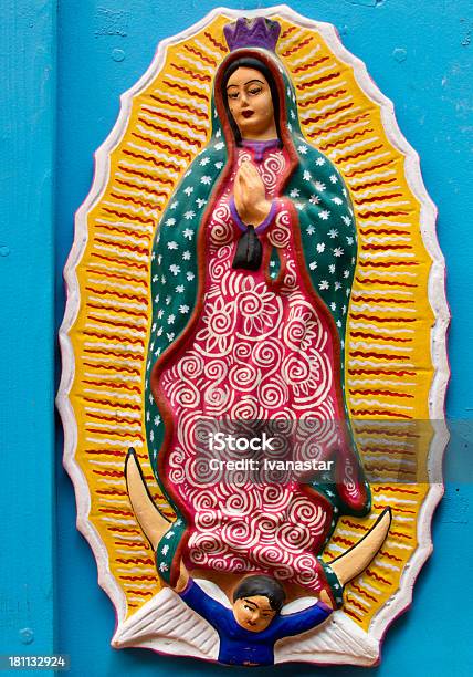 Madona De La Virgen María De Guadalupe Pintado Figura Foto de stock y más banco de imágenes de La Virgen María