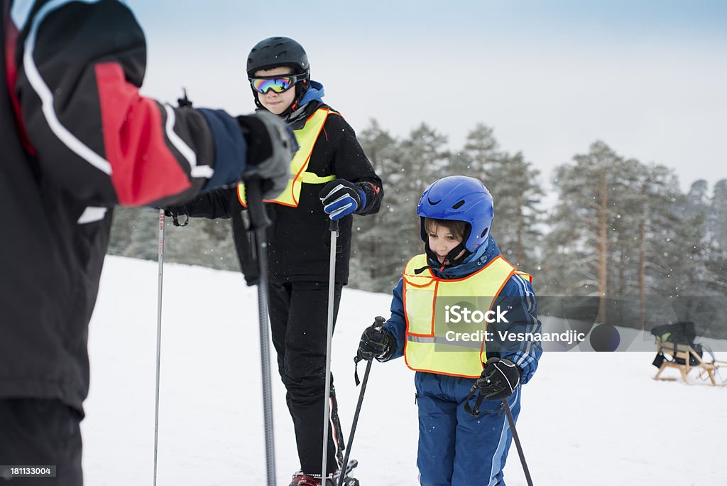 Garçons pour apprendre à skier - Photo de Amitié libre de droits