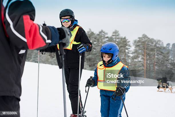 Foto de Meninos Saiba Para Esqui e mais fotos de stock de Amizade - Amizade, Aprender, Artigo de vestuário para cabeça