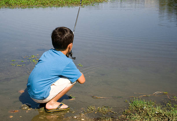 espera para un bocado - wading little boys sandal people fotografías e imágenes de stock