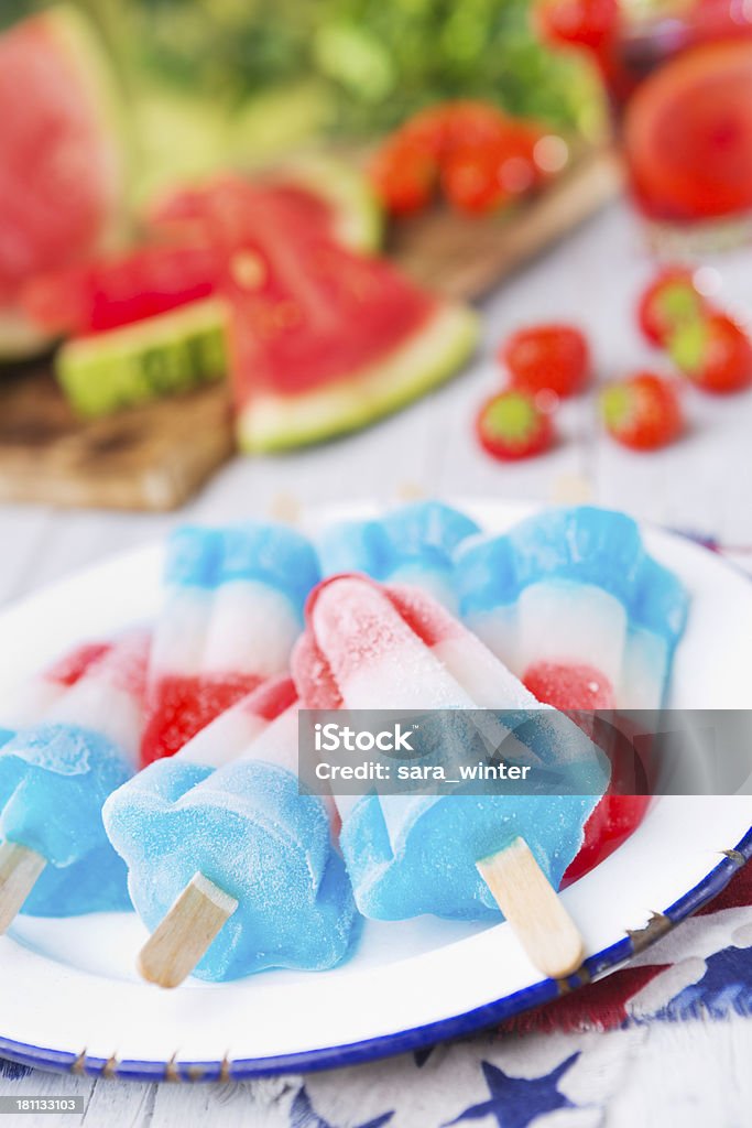 Красный белый и синий popsicles на открытый стол с летний напитки - Стоковые фото День независимости США роялти-фри