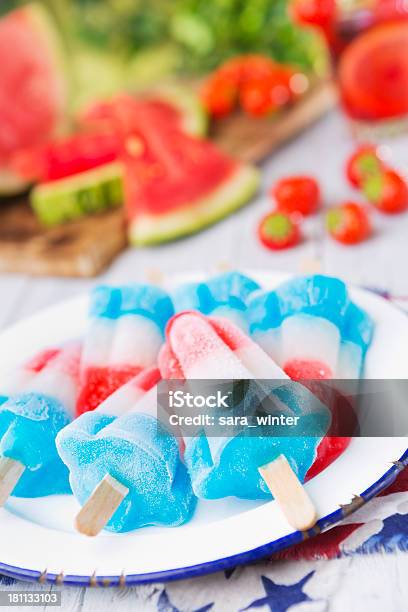 Красный Белый И Синий Popsicles На Открытый Стол С Летний Напитки — стоковые фотографии и другие картинки День независимости США