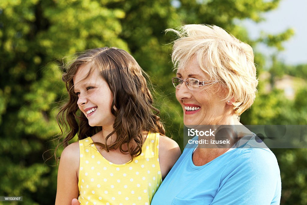 Grand-mère et petite-fille - Photo de Personnes féminines libre de droits