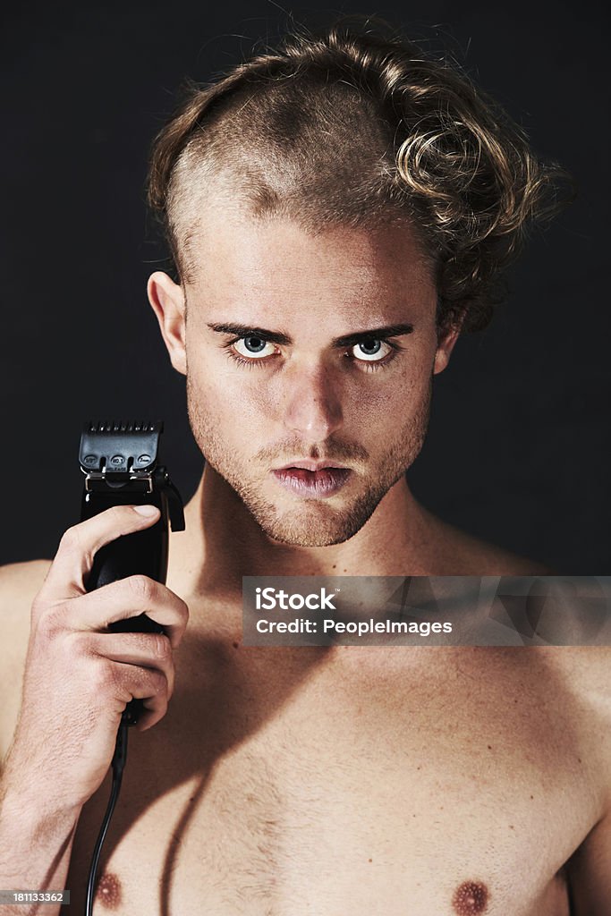 Sich selbst einen drastischen neuen Haarschnitt - Lizenzfrei Elektrorasierer Stock-Foto