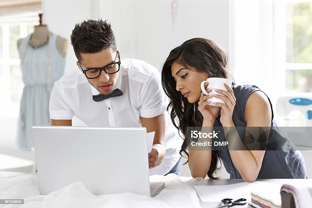 Zwei junge Mode-Designer mit laptop-computer - Lizenzfrei Kleinunternehmen Stock-Foto