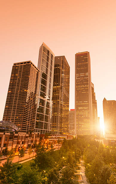 edificio en el centro de la ciudad de chicago - chicago skyline antenna panoramic fotografías e imágenes de stock