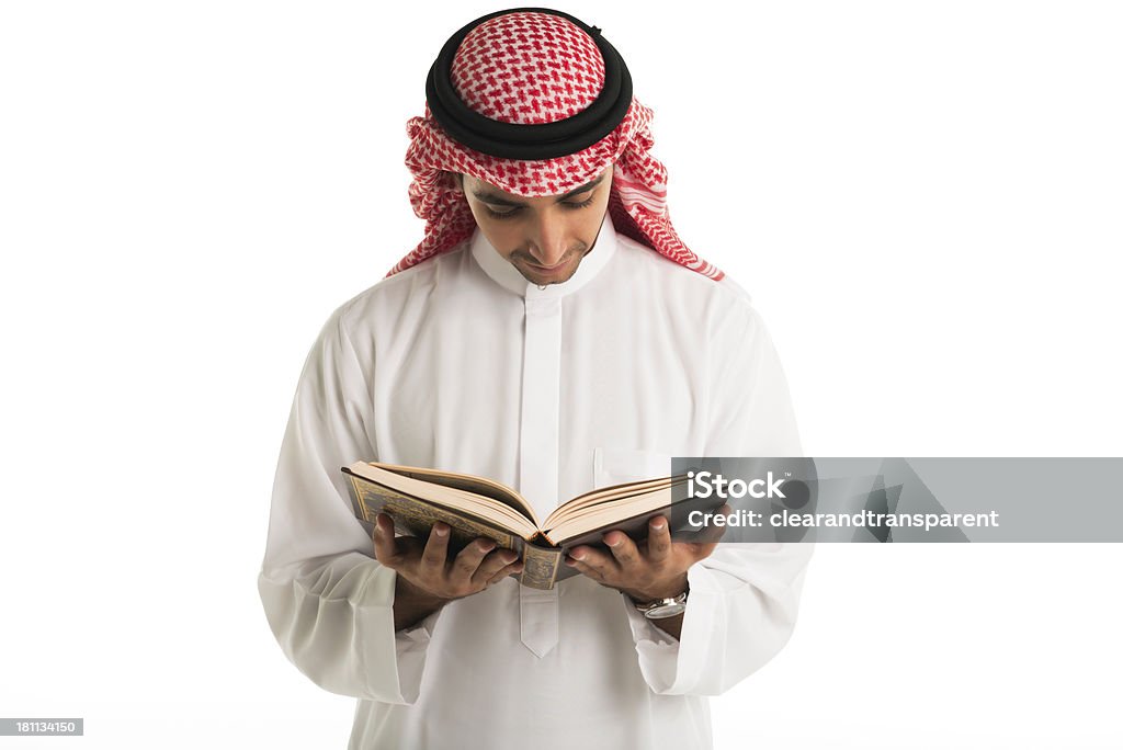 Арабский человек, читающий Коран - Стоковые фото Коран роялти-фри