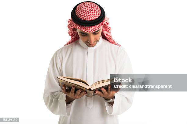 Арабский Человек Читающий Коран — стоковые фотографии и другие картинки Коран - Коран, Один человек, Читать