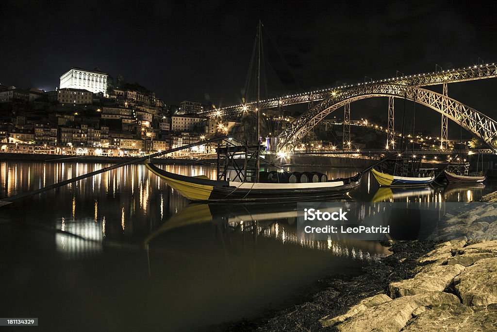 夜の Oporto と Ribeira はドゥロ川 - アーチ橋のロイヤリティフリーストックフォト