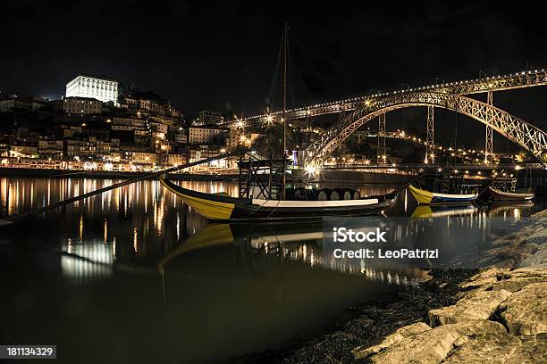 Noite Vista De Oporto E Ribeira No Rio Douro - Fotografias de stock e mais imagens de Anoitecer - Anoitecer, Ao Ar Livre, Arquitetura