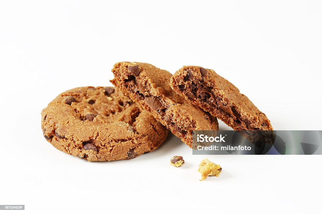 Biscotti con scaglie di cioccolato rotto - Foto stock royalty-free di Biscotto secco