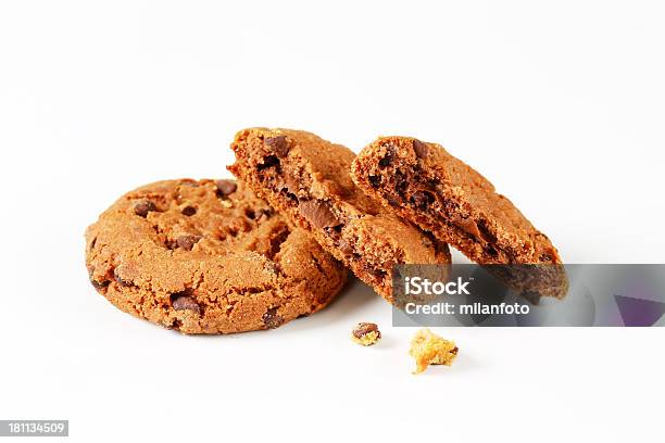 Biscotti Con Scaglie Di Cioccolato Rotto - Fotografie stock e altre immagini di Biscotto secco - Biscotto secco, Briciola, Sezione parziale