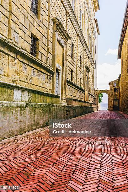 Vicolo In Toscana - Fotografie stock e altre immagini di Ambientazione esterna - Ambientazione esterna, Architettura, Casa