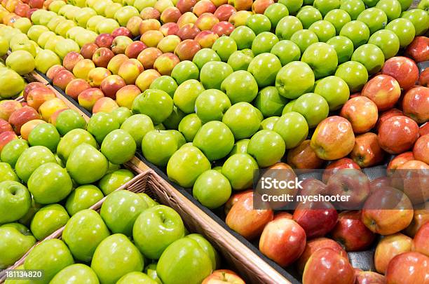 Manzanas En Tienda Foto de stock y más banco de imágenes de Alimento - Alimento, Comestibles, Comida sana