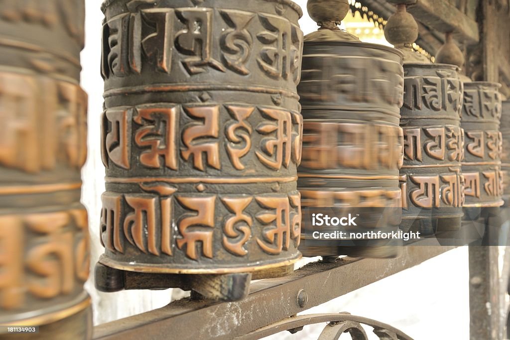 Roues de prière bouddhiste de spinning au Swayambhunath Stûpa - Photo de Bouddhisme libre de droits