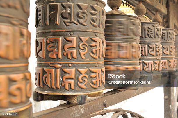 Photo libre de droit de Roues De Prière Bouddhiste De Spinning Au Swayambhunath Stûpa banque d'images et plus d'images libres de droit de Bouddhisme