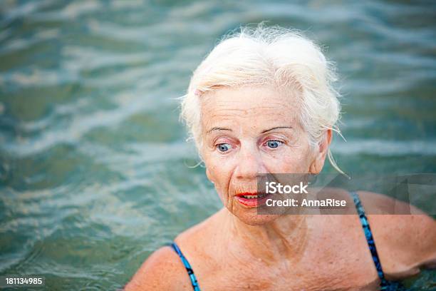 Surprized Sénior Em Água - Fotografias de stock e mais imagens de 70 anos - 70 anos, Adulto, Ao Ar Livre