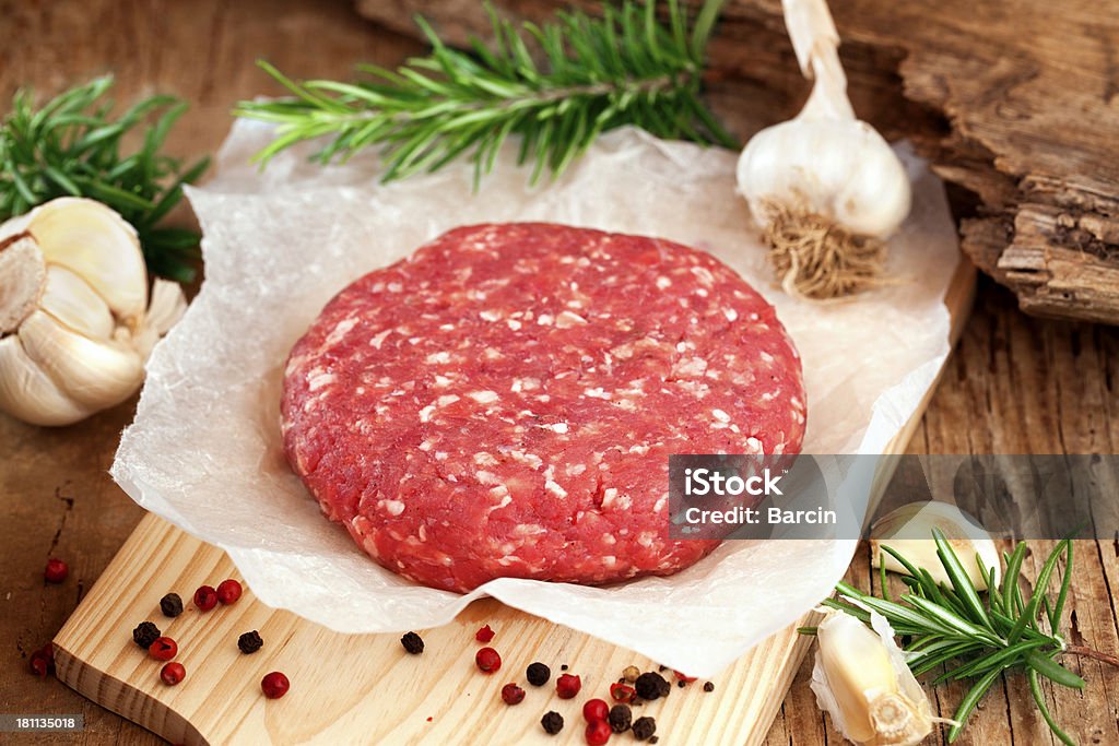 hamburger di manzo crudo - Foto stock royalty-free di Aglio - Alliacee
